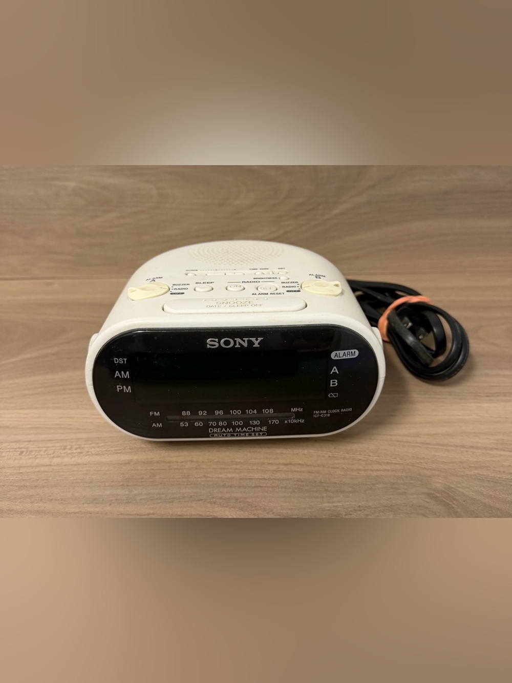 Sony clock radio fm/am w/ dual alarm icf-c318 white